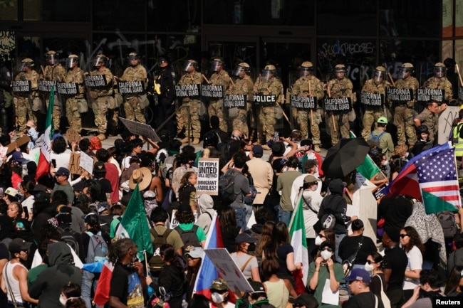 Trupa të Gardës Kombëtare dhe oficerë policie gjatë protestave kundër bastisjeve të imigracionit në Los Angeles, qershor 2025.