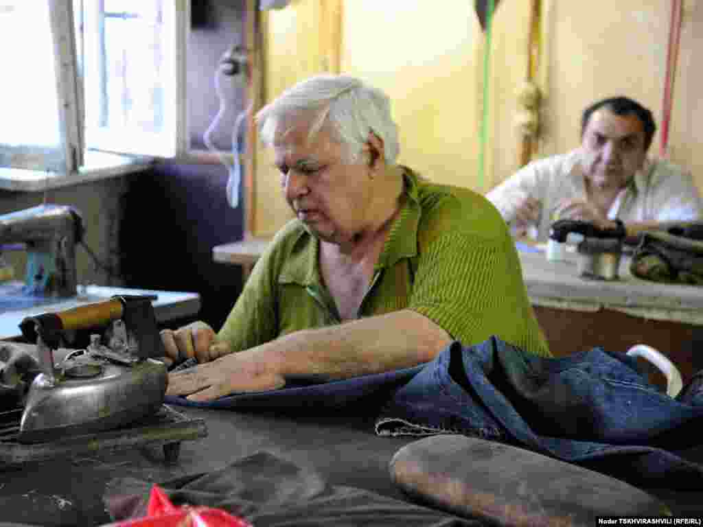 მესაათეები, მკერავები, მეწაღეები, გასაღების ხელოსნები - ისინი თბილისის ყველა უბანში არიან და ყველამ იცის მათი პატარა, უმეტესად, სარდაფებსა და ჩიხებში ”დამალული” ოთახების მისამართები...