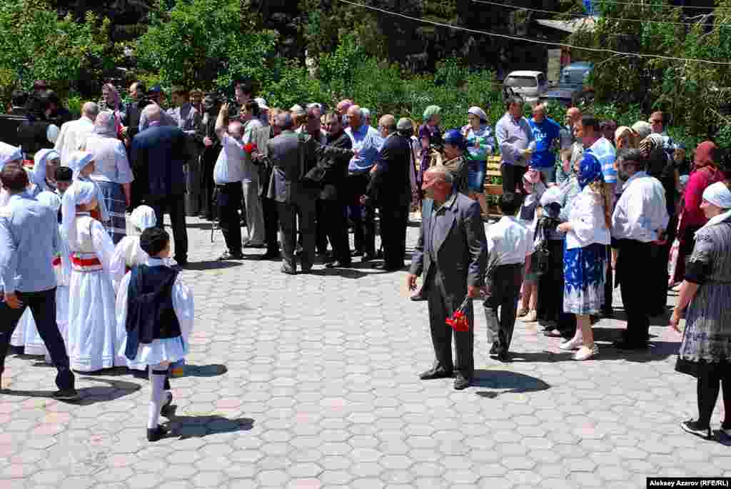 Около Храма в честь иконы Божией Матери &quot;Утоли моя печали&quot; в поселке имени Панфилова собрались жители поселка, гости из Алматы, Москвы и Афин. 