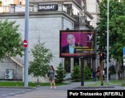Билборд с изображением кандидата в президенты Казахстана Садыбека Тугела. Алматы, 13 мая 2019 года.