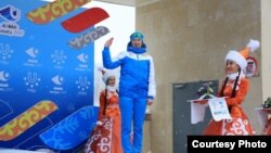 Қазақстандық конькиші Екатерина Айдова марапаттау рәсімінде. (Сурет универсиаданың ресми сайтынан алынды.)