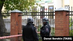 "Бомба қойылғаны" туралы хабардан соң тексеріліп жатқан мектептің алдында тұрған полицейлер. Екатеринбург, Ресей, 29 қыркүйек 2017 жыл.