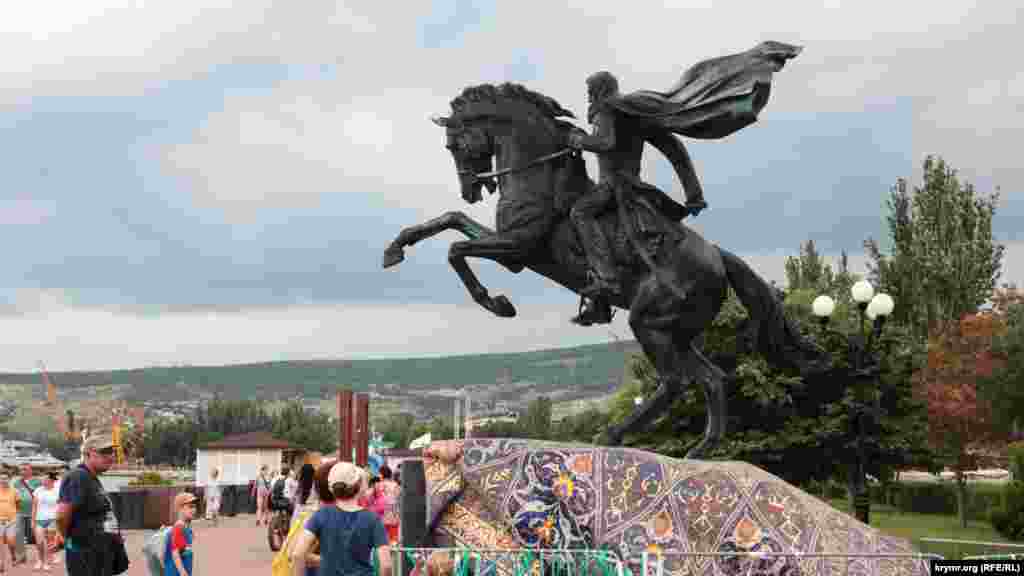 На нещодавно встановлений пам&#39;ятник Петру Котляревському просять не залазити