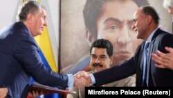 Игорь Сечин, Роснефть (слева), Николас Мадуро (в центре) и глава венесуэльской нефтяной компании. Венесуэла, 16 декабря 2017