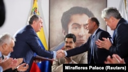 Rosneft rəhbəri Igor Sechin ( solda), Venesuelanın neft naziri, PDVSA rəhbəri Manuel Quevedo, Prezident Nicolas Maduro-nun iştirakıyla sənəd imzalayır, arxiv fotosu 