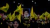 تصویری از حسن نصرالله در دستان هواداران گروه حزب‌الله لبنان