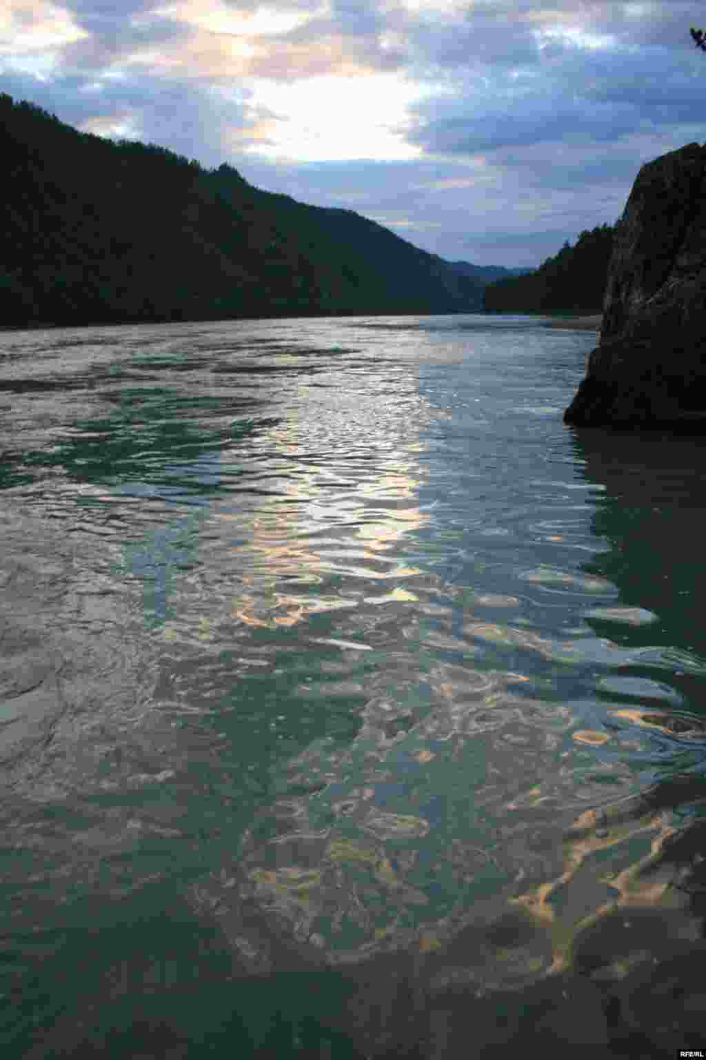 Russia – Altay region, river, landscape, boat, rafting, forest, 10Jun2008