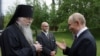 Архієпископ Олексій (л) і Володимир Путін