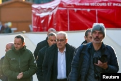 Швейцарският президент Ги Пармелин (в средата) и Матиас Рейнар (ляво), държавен съветник, на мястото на инцидента.