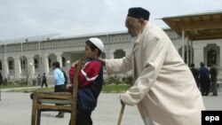 Өзбек баласы атасын жұма намазына ертіп бара жатыр. Ташкент, 2 сәуір 2004 жыл. (Көрнекі сурет)