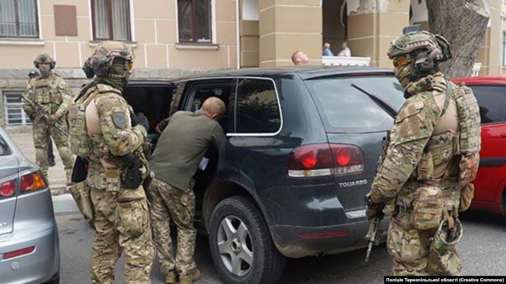 Оперативники Нацполіції проводять слідчі дії та затримання фігурантів справи про корупційну схему в одному з районних ТЦК та СП на Тернопільщині. Лютий 2025 року