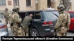 Оперативники Нацполіції проводять слідчі дії та затримання фігурантів справи про корупційну схему в одному з районних ТЦК та СП на Тернопільщині. Лютий 2025 року