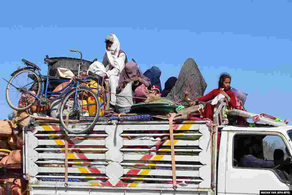 Afganistanci bježe iz svojih sela nakon što su se 12. oktobra pojačale borbe između talibanskih militanata i sigurnosnih snaga u Laškargahu, glavnom gradu pokrajine Helmand. Sukobi dolaze dok su talibanska i afganistanska vlada u procesu vođenja mirovnih pregovora u Dohi. (epa-EFE)