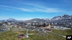 Orașul Nuuk din Groenlanda într-o fotografie din iunie 2025.