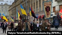 Учасники бойових дій на Донбасі, Революції гідності, волонтери, представники молодіжних організацій несли фотографії тих, хто загинув, захищаючи Україну