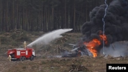 Pamje pas rrëzimi të mëparshëm të një helikopteri në Rusi