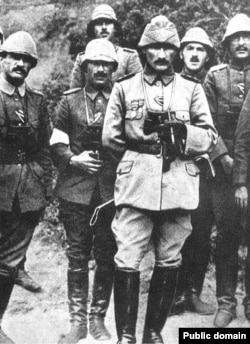 مصطفی کمال به همراه سربازان ارتش عثمانی در جریان نبرد گالیپولی