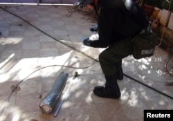 БҰҰ сарапшылары химиялық шабуыл болған жерде айғақтар жинап жүр. Сирия, 26 тамыз 2013 жыл.