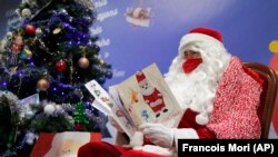 Scrisorile din România nu ajung la Moș Crăciun la fel de ușor cum ajung cele ale copiilor din alte țări. Când vine vorba de răspuns la scrisori, situația e și mai complicată.