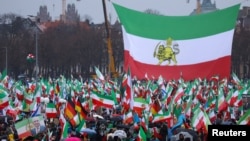 Історичний національний прапор Ірану на демонстрації в Мюнхені, 14 лютого 2026 року