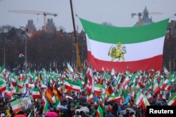 Участники митинга в Мюнхене - под флагом шахского Ирана