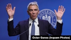 Vicepremierul Dragos Anastasiu în timpul conferinței de presă de dumnică seara.