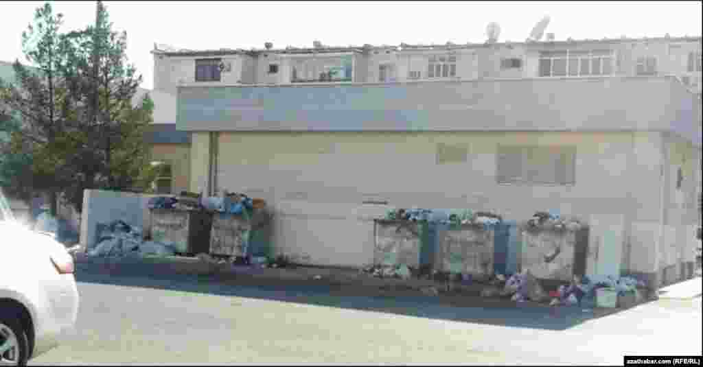 Aşgabat. Emeldarlara berk käýinçler we soňky duýduryşlar yzygiderli berilse-de, paýtagtdaky zir-zibil çelekleri hemişe wagtynda boşadylmaýar. Awgust, 2020.