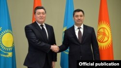 Президент Садыр Жапаров (оңдо) жана Казакстандын өкмөт башчысы Аскар Мамин. Нур-Султан шаары. 2-март, 2021-жыл.