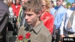 Ўладзіку 13 з паловай гадоў. Ён разам з маці трапіў у цісканіну. Маці зь сястрой загінулі. А яго і ягонага брата пасьпелі выкінуць з натоўпу.