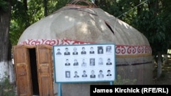 Стенд с фотографиями пропавших без вести во время беспорядков в Оше. Лето 2010 года. 