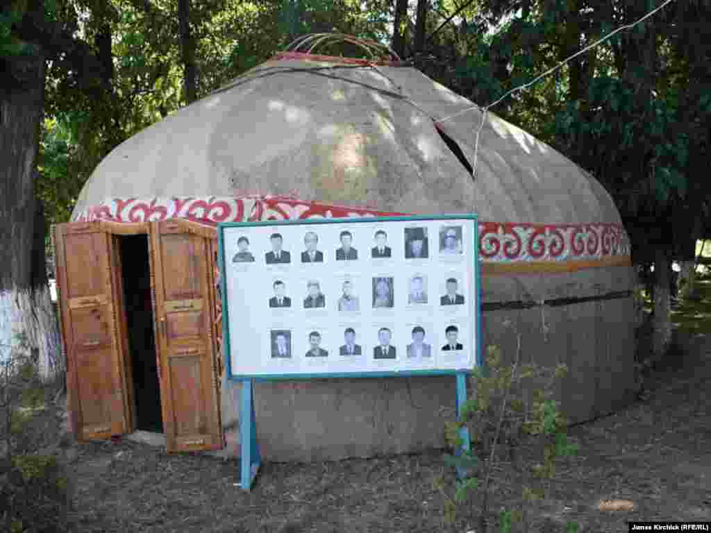 Ўш марказига тикилган бўз уйда бедарак йўқолган қирғизлар сурати осилган.