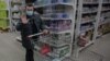 Якутия: чиновник нашёл банковскую карту и купил себе еды
