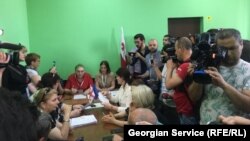 Несмотря на протест оппозиции, комиссия утвердила списки для переносной урны для голосования