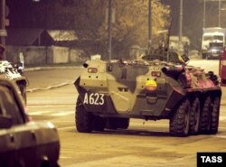 Бронетранспортеры на одной из прилегающих к театральному центру на Дубровке улиц, 24 октября 2021 года