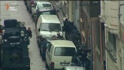 Дві жінки скоїли напад на поліцейський автобус у Стамбулі (відео)