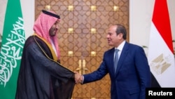عبدالفتاح سیسی، رئیس‌جمهور مصر در دیدار با محمد بن سلمان، ولیعهد عربستان