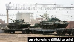Танки Т-62 загружаются на платформы для отправки в российские войска. Россия, Бурятия, сентябрь 2022 года