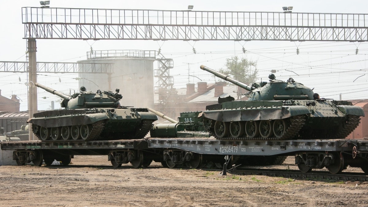 Росія у війні використовує 50-річні танки, це підкреслює дефіцит у неї сучасного обладнання – британська розвідка