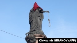 Activists placed an executioner's hood and a noose on the Odesa's statue of Catherine II on November 2, 2022.