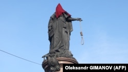На монумент русской императрице Екатерине II активисты надели красный колпак палача, а на руку повесили петлю для повешения. Одесса, 2 ноября 2022 года