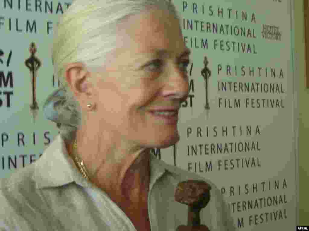 Kosovo - Vanessa Redgrave - Britanska glumica Vanessa Redgrave boravila je u Prištini u okviru Međunarodnog filmskog festivala. Ona više od 10 godina podržava rad kosovske kinematografije, režisera i glumaca. Ova dobitnicas Oskara se zalaže za promoviranje Kosova u svijetu. 