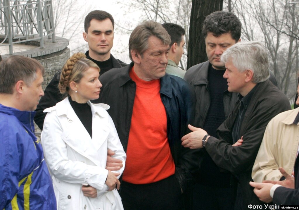 Президент України Віктор Ющенко, прем'єр Юлія Тимошенко та голова ВР Володимир Литвин взяли участь у посадці зелені в столичному парку Слави у рамках Всеукраїнської акції «Зелений паросток майбутнього». Зйомка 17 квітня 2005 року. Київ