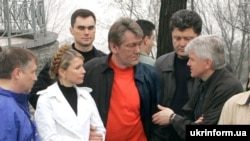 Третій президент України Віктор Ющенко (посередині), прем'єр-міністр Юлія Тимошенко і спікер парламенту Володимир Литвин (праворуч). Київ, 17 квітня 2005