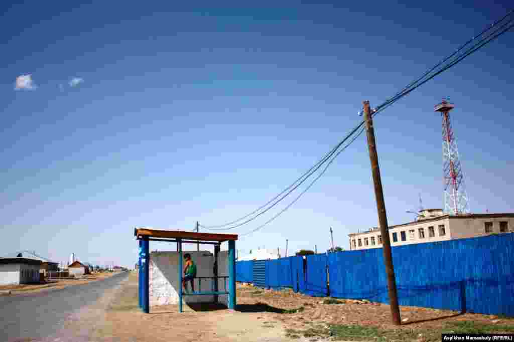 A bus stop in Akay village