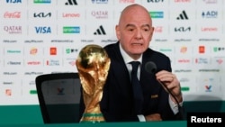 Înaintea fluierului inițial, președintele FIFA, Gianni Infantino, a îndemnat fanii să petreacă bine, fără să-și bată capul cu diferite controverse legate de turneu. 