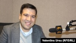 Oleg Bînzar, în studioul Europei Libere la Chișinău