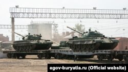 Танк Т-62 на железнодорожной платформе