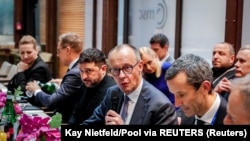 Германскиот канцелар Фридрих Мерц и украинскиот претседател Володимир Зеленски за време на состанокот на Минхенската безбедносна конференција, 13 февруари 2026 година.