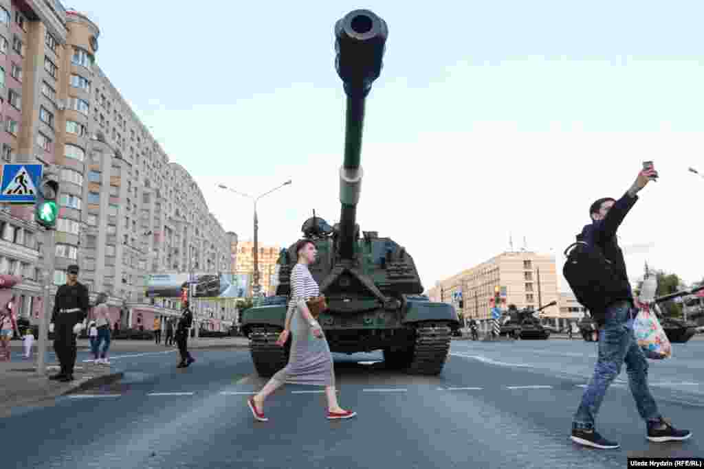 3 июля в Минске традиционно по центру города проходят десятки единиц боевой техники. 