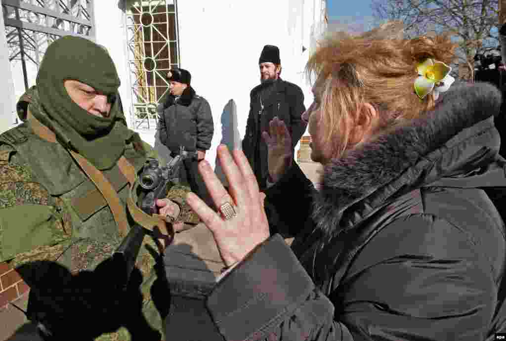 Жінка просить російського військового піти з української землі, 3 березня 2014 року